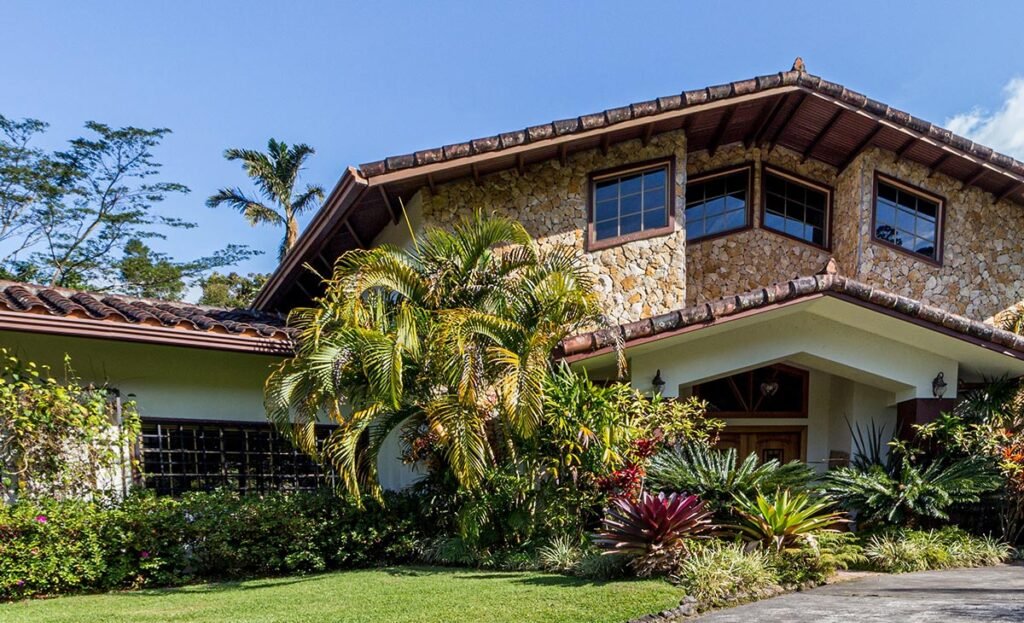 casa con jardón de dos pisos en venta