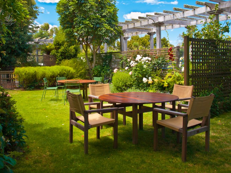 Jardín con amplio patio y zona de comedar en Puebla
